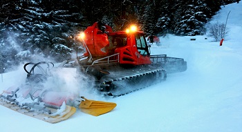 Des dameuses à la balayette, chacun son style dans la neige !